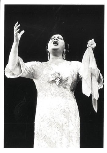 Image de Carte postale DIVAS : Oum Kalthoum en concert au Caire - Farouk Ibrahim, 1960  / EPUISEE